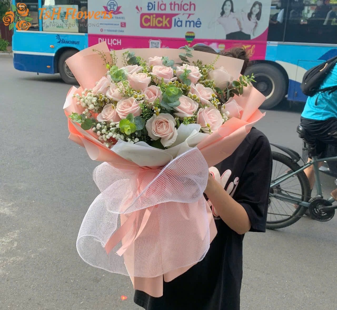 hoa chúc mừng mẹ tròn con vuông