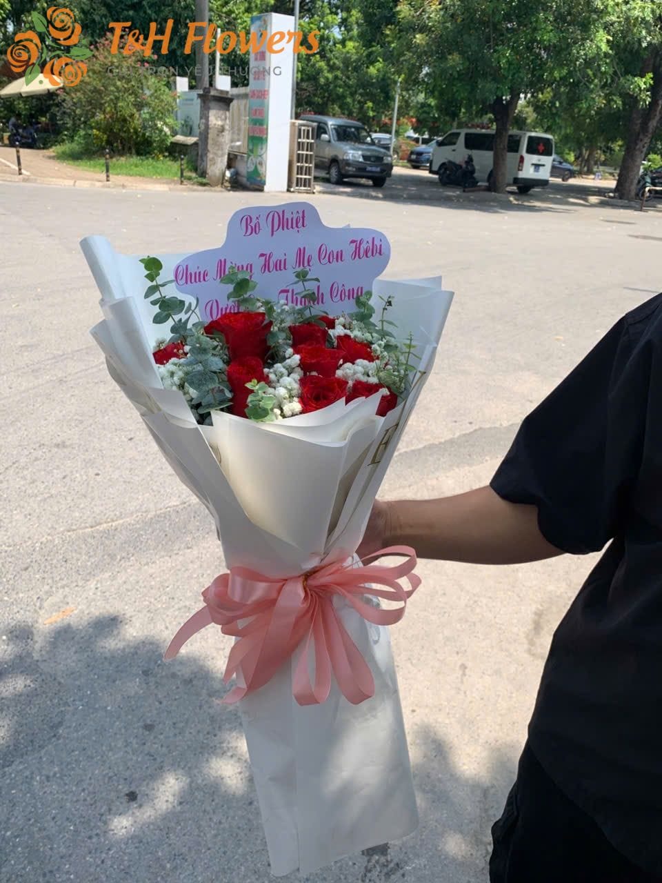 hoa chúc mừng mẹ tròn con vuông
